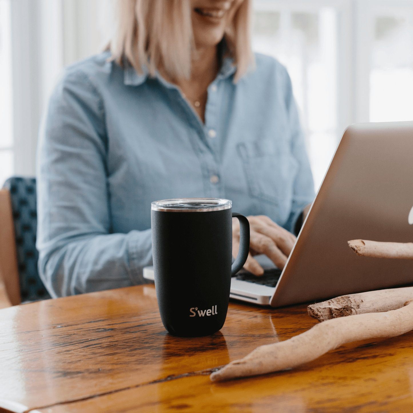mug-16oz-h6 Swell-16oz-Mug-Onyx-Lifestyle-1.png