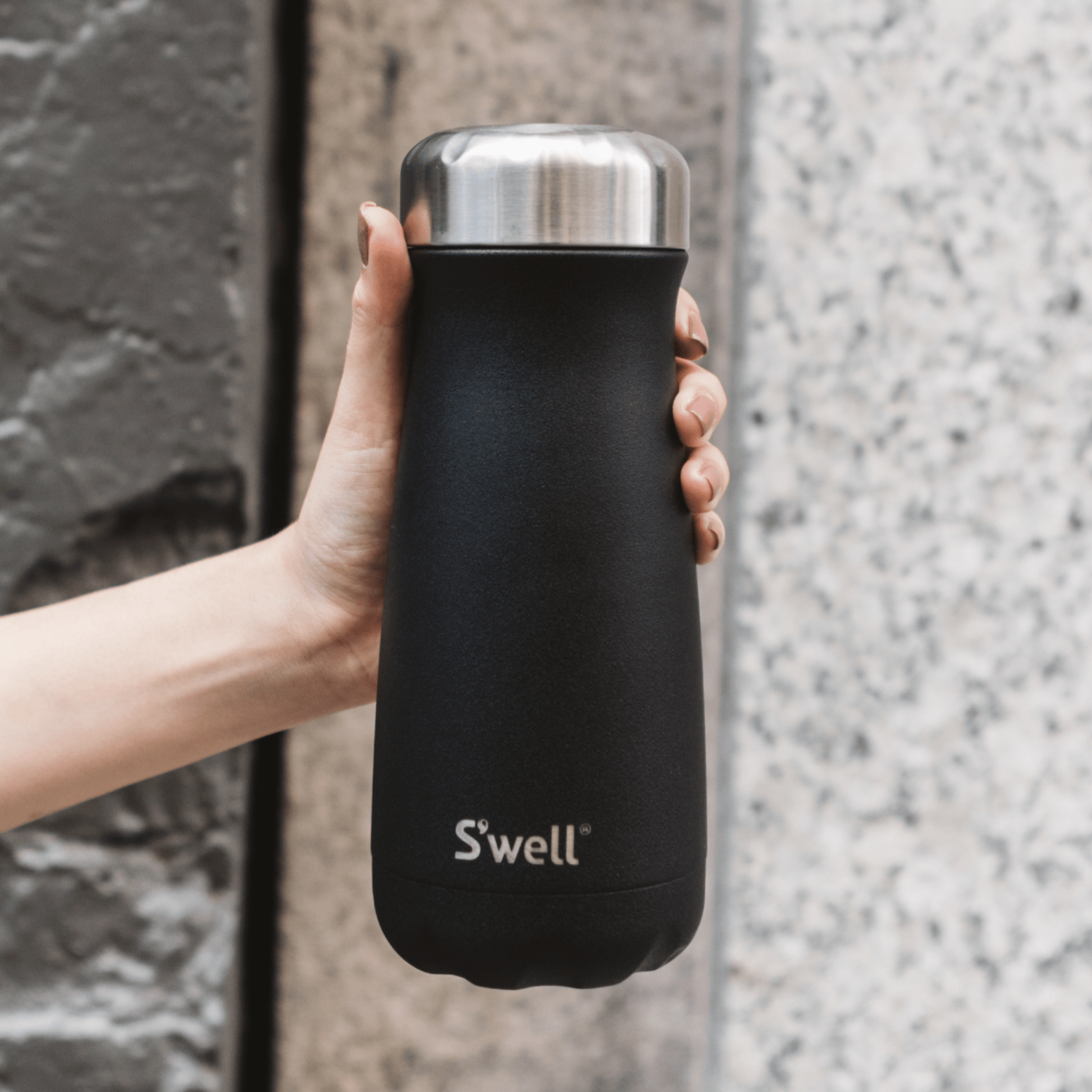 traveler-16oz-y5 Swell-Water-Bottle-Traveler-16oz-Black-Onyx-Lifestyle-1.png