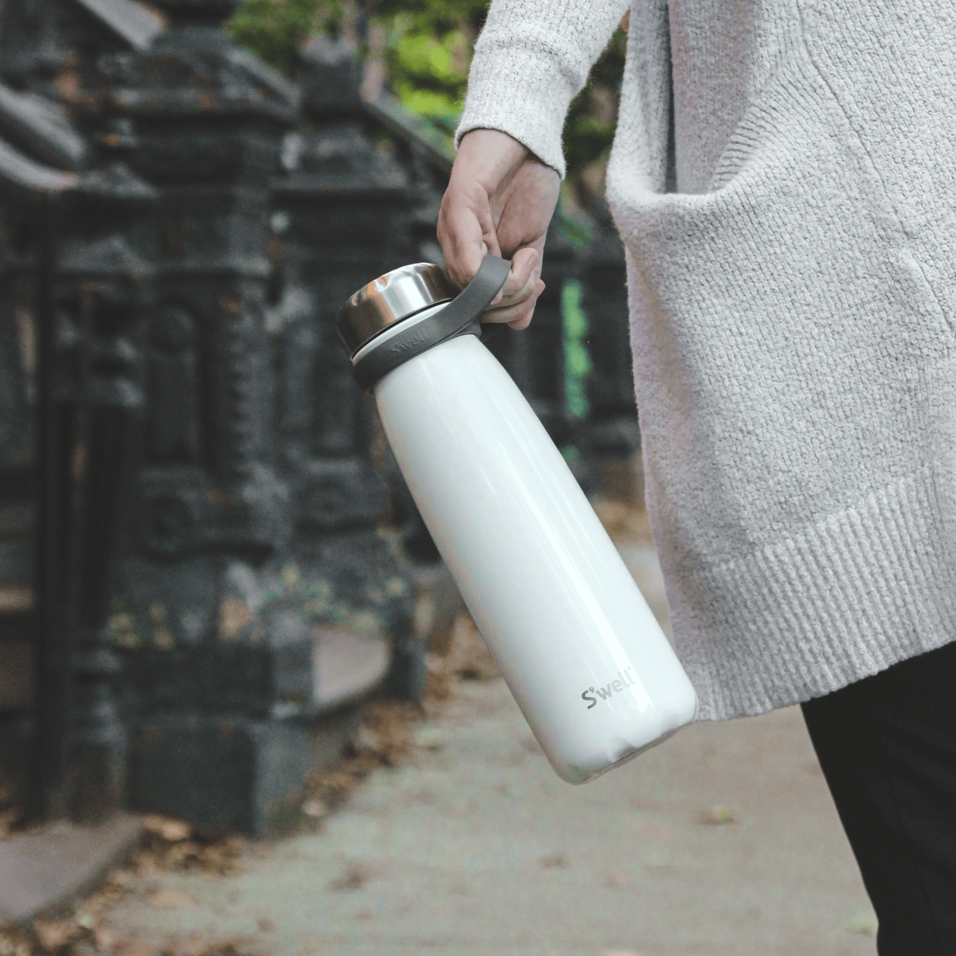 traveler-40oz-p7 Swell-Water-Bottle-Traveler-40oz-White-Angel-Food-Lifestyle-1.png